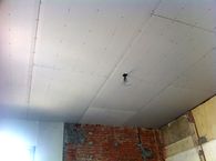 Oude wanden en nieuw plafond
