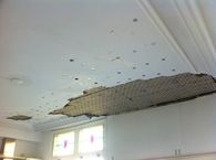 Stucanet bevestigd en plafond verankerd